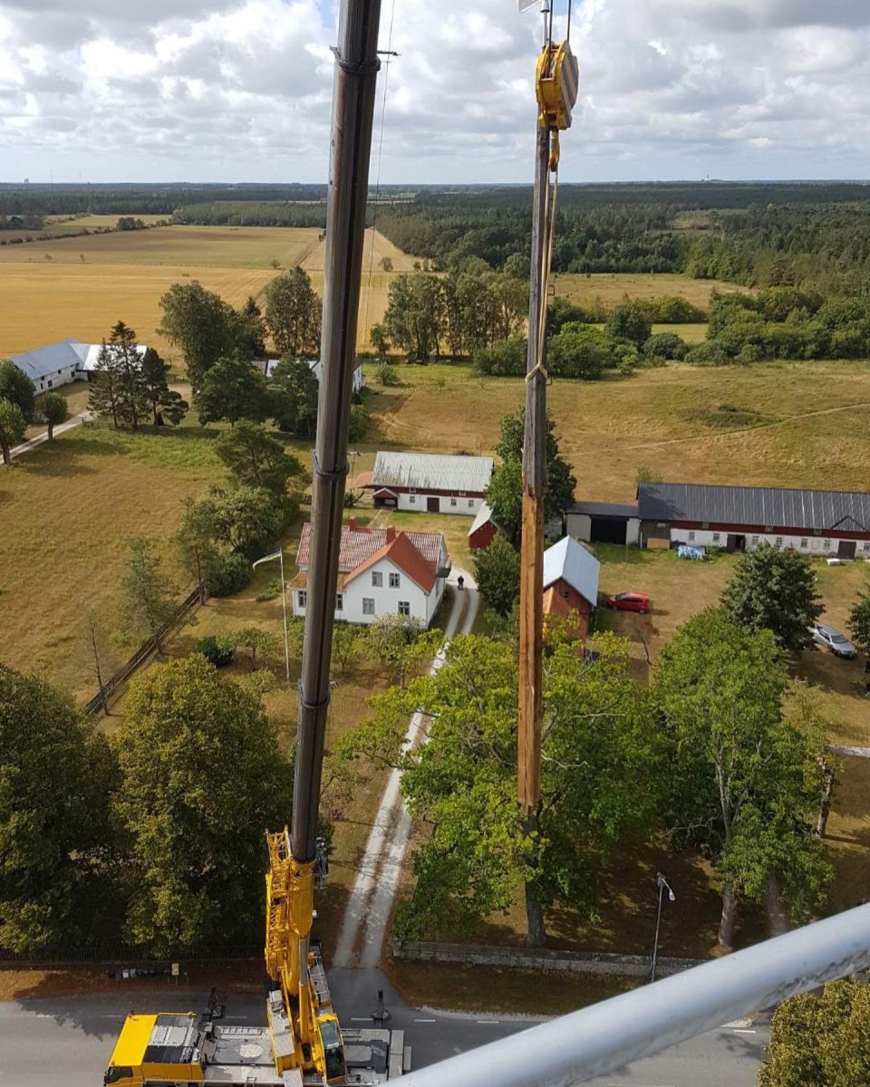 I måndags fick kyrkan i Burs ny spira. Åskådarna, bl.a. bestående av förskoleb... 1